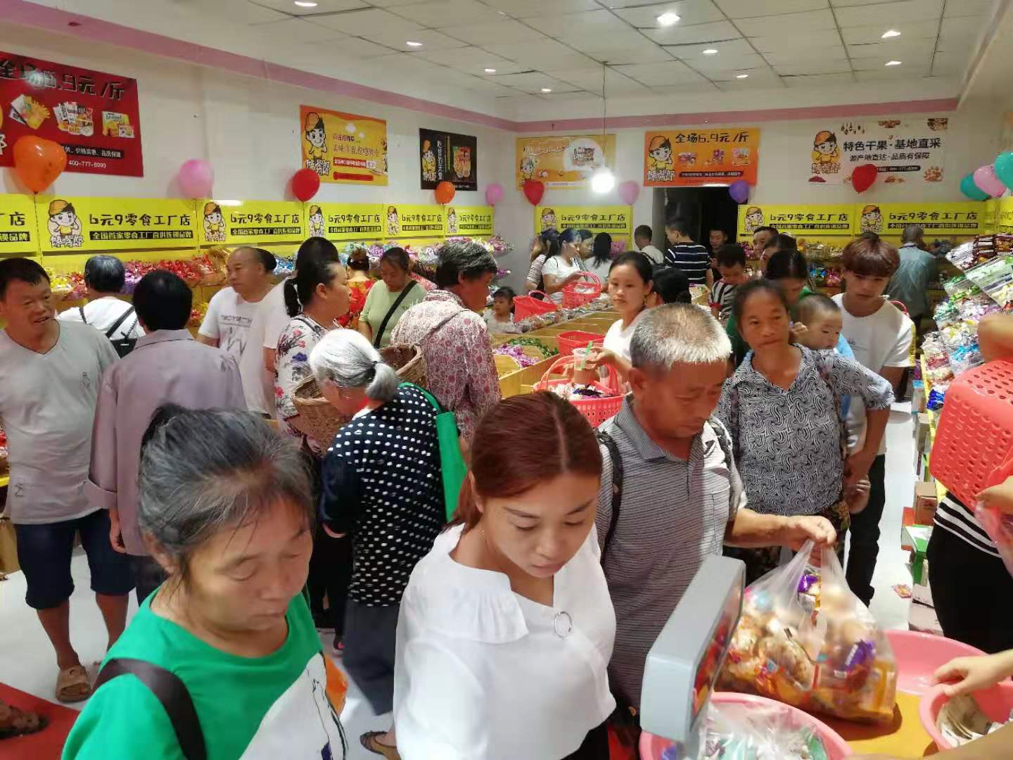 饞嘴郎6元9零食加盟店開業盛況，單日營業額破萬，圈粉無數！