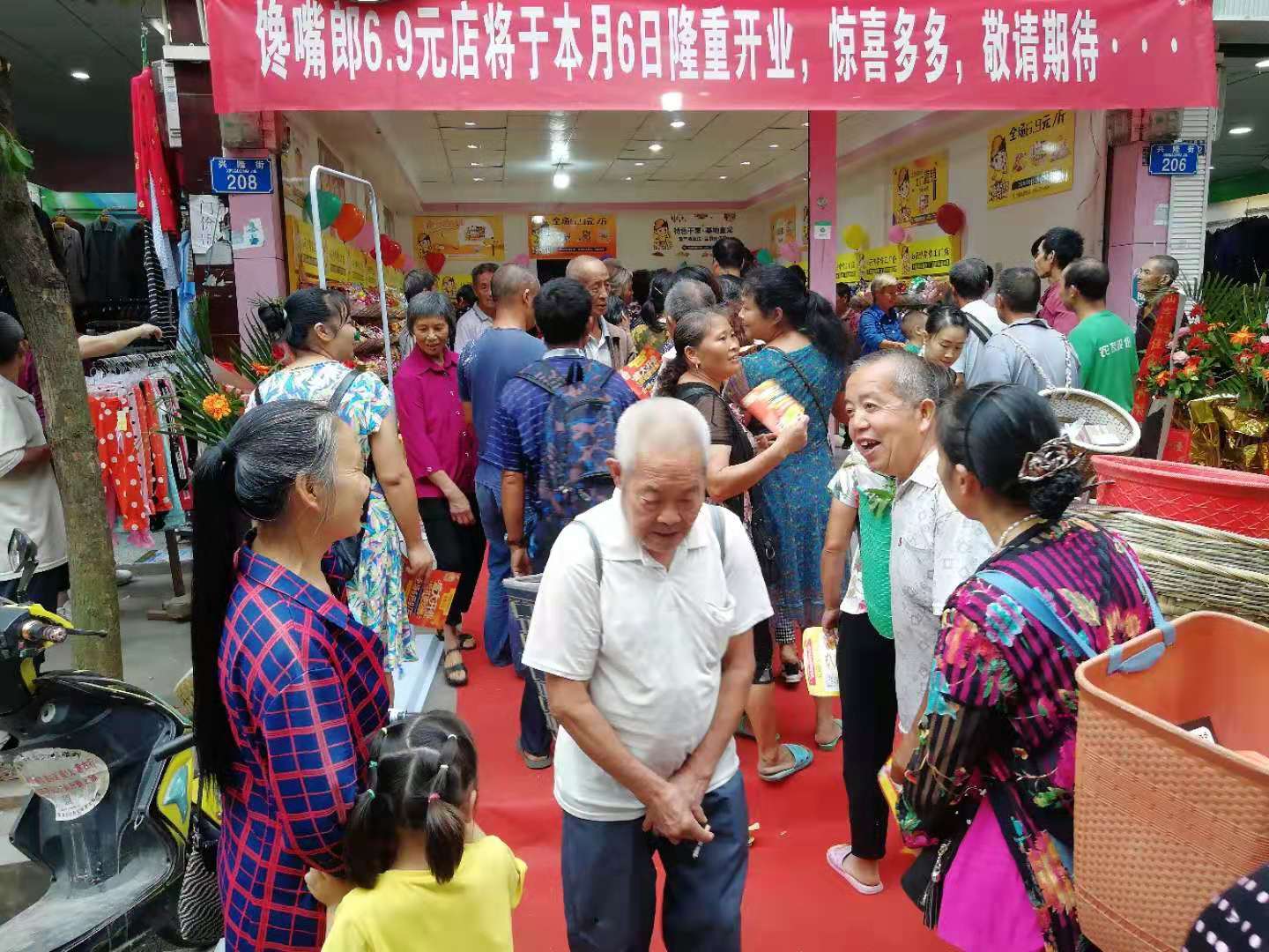 饞嘴郎重慶零食加盟店開業生意火爆，當日營業額高達19000元，現場人氣爆棚