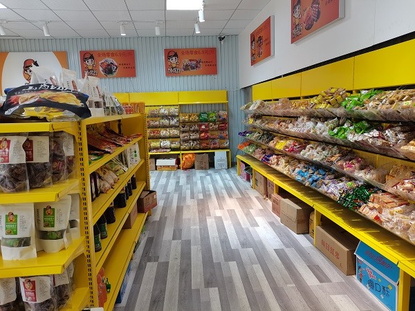 休閑零食店的零食商品進行分類擺放，好處多多！